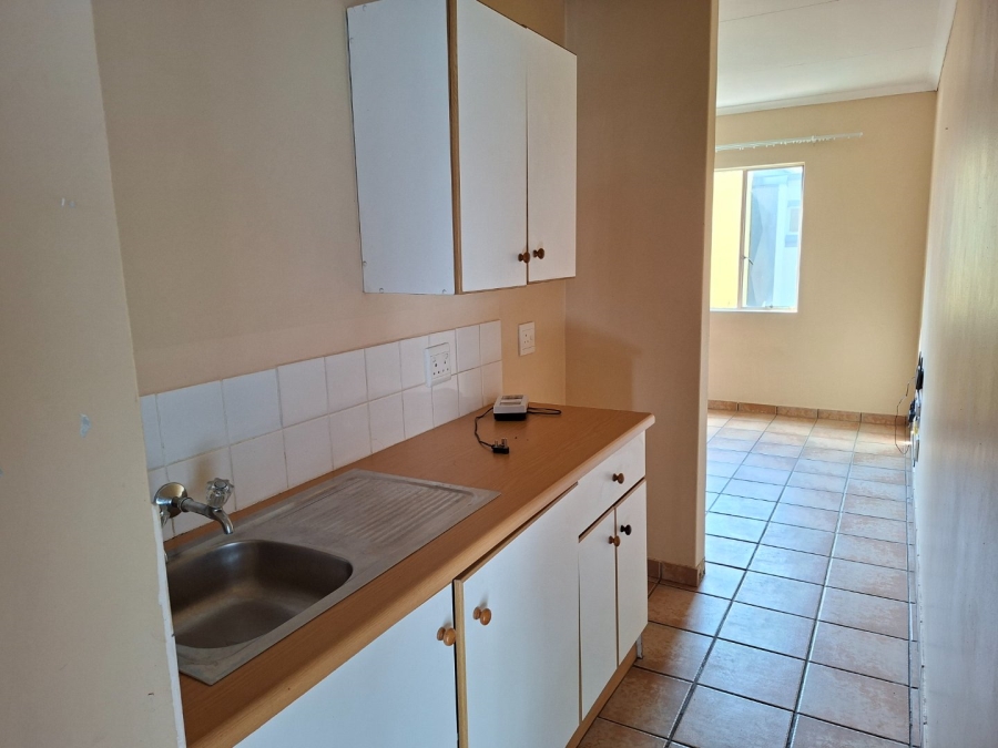 To Let 1 Bedroom Property for Rent in Kannoniers Park North West